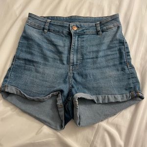 HIGH WAISTED SLIM SHORTS